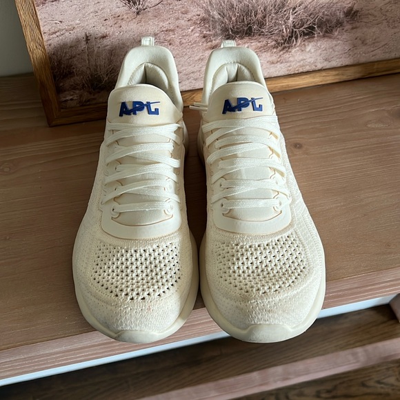 APL cream running shoes - Picture 2 of 5